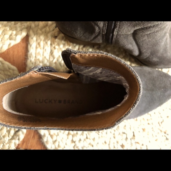 Never worn Grey Suede lucky brand ankle boots size 6.5 - Picture 4 of 6